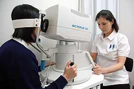 視野計による検査